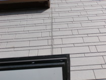 目地コーキングの劣化による漏水部 目地コーキングの劣化による漏水部