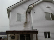 伝い水による外壁劣化 伝い水による外壁劣化