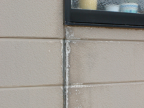 目地コーキングの劣化による漏水部 目地コーキングの劣化による漏水部