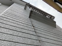 目地コーキングの劣化による漏水部 目地コーキングの劣化による漏水部