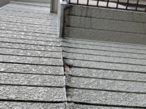 目地コーキングの劣化による漏水部 目地コーキングの劣化による漏水部